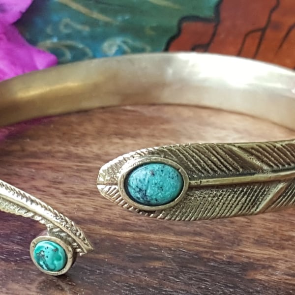 Brazalete rústico de plumas de latón turquesa, estilo tribal gitano, para festivales, joyería bohemia.