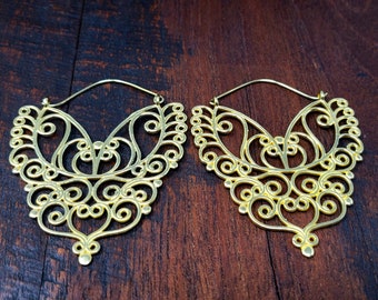 Peut inclure: Une paire de boucles d'oreilles en filigrane dorées avec un design délicat et complexe. Les boucles d'oreilles sont en forme de papillons et ont une fermeture de type anneau.