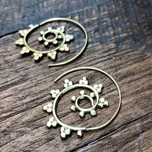 Brincos tribais em espiral de ouro simples