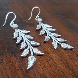 Boucles d&#39;oreilles feuille d&#39;argent avec pierre de lune