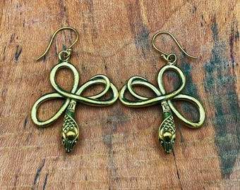 Boucles d'oreilles serpent infini • Bijoux serpent Ouroboros • Boucles d'oreilles symboliques en laiton