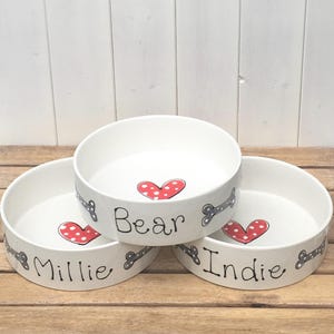 Comedero de cerámica personalizado pintado a mano para mascotas: Comedero para perros y gatos pintado a mano, fabricado en los Cotswolds.