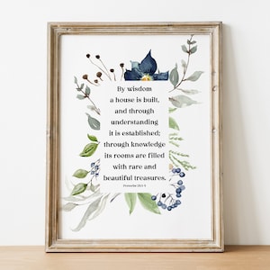 Może przedstawiać: Aquarelowy wydruk z cytatem z Księgi Przysłów 24:3-4: "Mądrością buduje się dom, a rozumem umacnia się go; przez poznanie jego komnaty napełniają się cennymi i pięknymi skarbami."