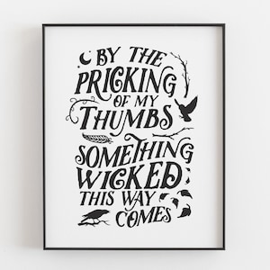 Op de afbeelding: Zwart-witte printbare wandkunst met de tekst "By the pricking of my thumbs, something wicked this way comes."