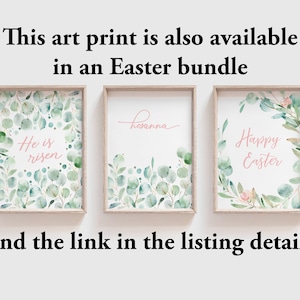 Pu&ograve; includere: Tre stampe ad acquerello incorniciate con un design di eucalipto e fiori. Le stampe presentano il testo "He is risen", "Hosanna" e "Happy Easter" in lettere rosa.