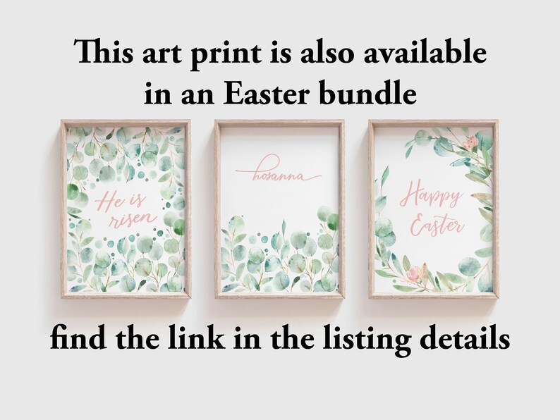 Pu&ograve; includere: Tre stampe ad acquerello incorniciate con un design di eucalipto e fiori. Le stampe presentano il testo "He is risen", "Hosanna" e "Happy Easter" in lettere rosa.