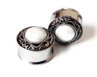 Pearl Wedding Plugs Gauges sizes 00g, 7/16", 1/2" (12mm), 9/16" (14mm), 5/8" (16mm), 11/16 (18mm), 3/4" (19mm), 7/8" (22mm)