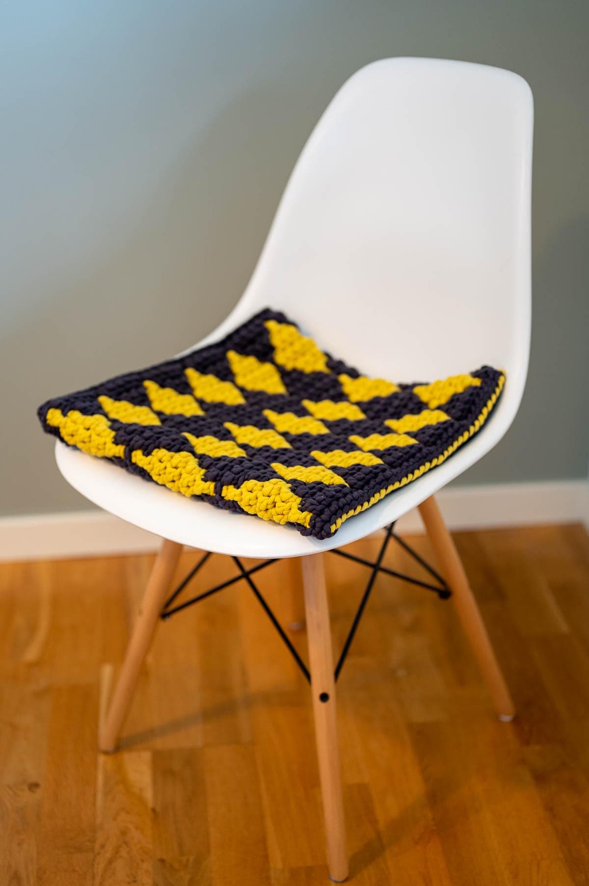 40 Mosaic Crochet Patterns: Boost Your Skills with Vibrant Designs 30 Mosaic Crochet Seat Pad