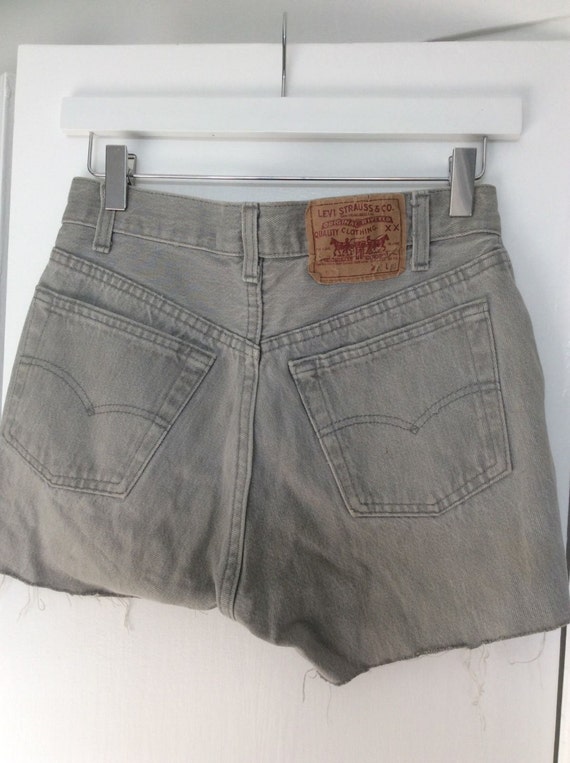 grey levi shorts