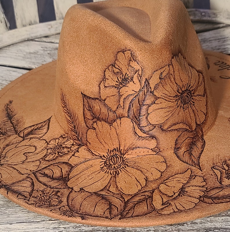 Burned Floral Design On Wide Brim Rancher Hat FLOWERS Boho Cowgirl Style Vegan Suede Unique Customizable Art Gift In Assorted Colors Bild 3