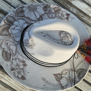 Floral gris et noir chapeau d'éleveur à large bord avec style cow-girl bohème daim végétalien brûlé cadeau unique art de la pyrogravure dessiné à la main image 4