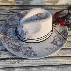 Floral gris et noir chapeau d'éleveur à large bord avec style cow-girl bohème daim végétalien brûlé cadeau unique art de la pyrogravure dessiné à la main image 2
