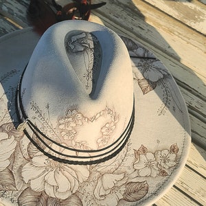 Floral gris et noir chapeau d'éleveur à large bord avec style cow-girl bohème daim végétalien brûlé cadeau unique art de la pyrogravure dessiné à la main image 7