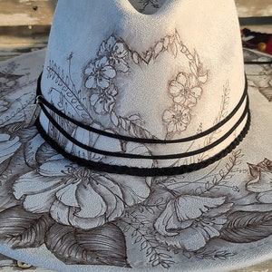 Floral gris et noir chapeau d'éleveur à large bord avec style cow-girl bohème daim végétalien brûlé cadeau unique art de la pyrogravure dessiné à la main image 1