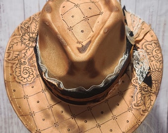 COWBOY au henné - chapeau de cowboy à bord roulé avec style cow-girl bohème - daim végétalien brûlé - cadeau personnalisé - couleurs assorties - oeuvre d'art unique fait main