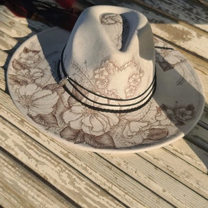 Floral gris et noir chapeau d'éleveur à large bord avec style cow-girl bohème daim végétalien brûlé cadeau unique art de la pyrogravure dessiné à la main image 6