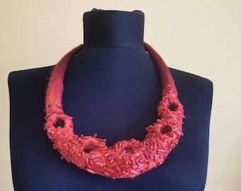 Collar babero de fieltro de lana merino roja con coral rojo