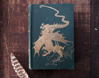 Libro de hadas verde de Andrew Lang – Portada de hadas con dragón dorado. Literatura clásica de colección.