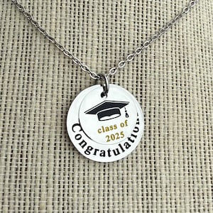 Obtention du diplôme 2025, collier à breloques en acier inoxydable, collier souvenir petite-fille, casquette académique, mortier, carte incluse