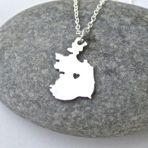 VENTE - Collier Irlande, Pendentif Irlande,Souvenir de voyage, Acier inoxydable, Irlande Carte Charme, I Heart Dublin - Cadeau pour elle - Moins de 20 ans - E05