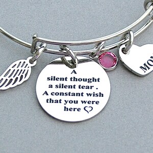 Un pensamiento silencioso Una lágrima silenciosa Un deseo constante de que estuvieras aquí, brazalete de encanto conmemorativo de mamá, pérdida de un ser querido, ala de ángel, duelo,