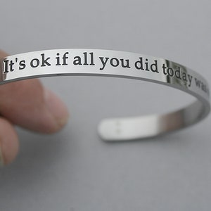 Está bien si solo sobreviviste hoy. Brazalete de acero inoxidable con punto y coma. Joyería de concientización. Ánimo, coraje y apoyo. C45