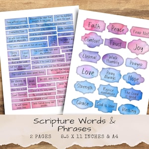 Può includere: Due fogli di adesivi stampabili con parole e frasi bibliche in tonalità acquerello blu, viola e rosa. Il testo include parole come Faith, Peace e Joy, insieme a frasi come Pray without ceasing e The Lord is my shepherd.