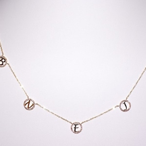Collar con dije de inicial redonda, oro de 14 k y diamante natural, regalo para mamá o abuela, regalo para mamá primeriza, collar con múltiples iniciales