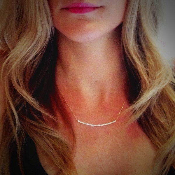 Diamant Curved Bar Halskette 2 Zoll - 14k Gelb-, Weiß-, Roségold - .43cts natürlicher Diamanten - Skinnybling Bestseller - der Originalbarren