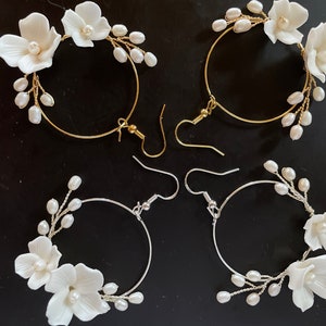 Delicate Flower Hoop Earrings / Freshwater Pearl Hoop Earrings/ Hoop Floral Wedding Earrings / Floral Earrings / Ivory Bridal Hoop Earrings