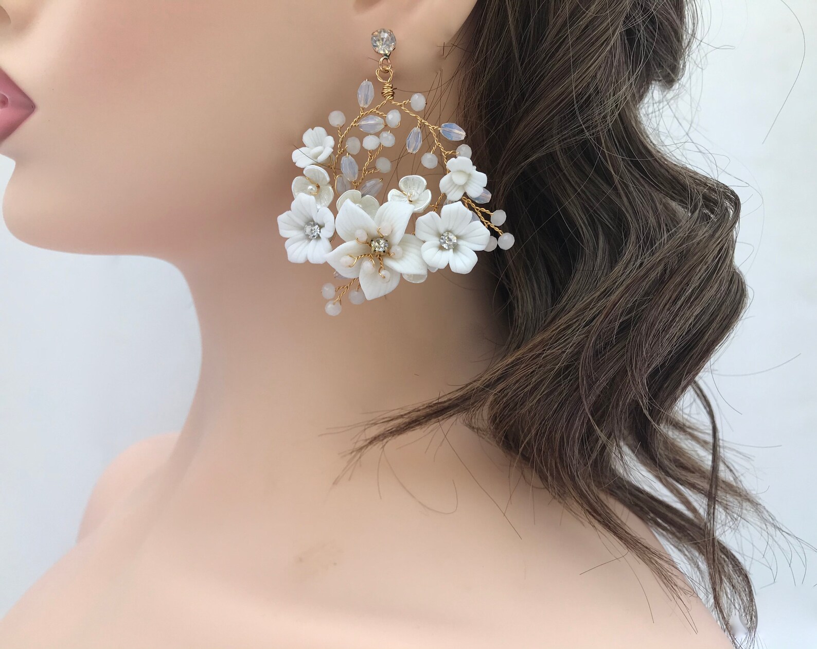 DESIGN - Orecchini pendenti marroni con fiori in 3D