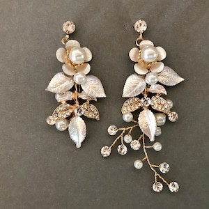 Pearl Flower Earrings / Boho Bridal Earrings  / Flower Leaf Earrings / Crystal Wedding Earrings /  Floral Dangle Earrings / Bridal Earrings