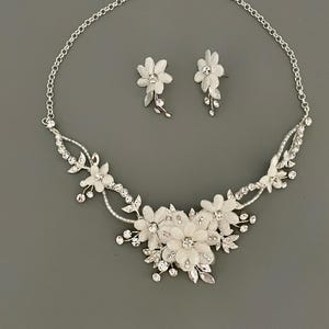 Floral Kristall Braut Halskette Set / Floral Rebe Halskette Set / Silber Hochzeit Schmuck Set / Blume Halskette Ohrring Set / Floraler Schmuck