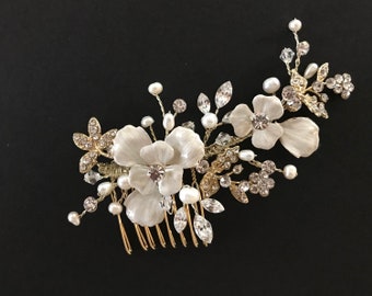 Peineta nupcial floral: tocado de novia con cristales dorados y perlas de agua dulce