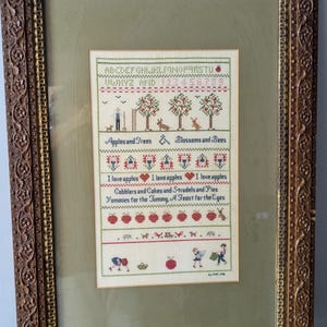 ヴィンテージクロスステッチサンプラー、マット加工、リンゴ、木、花、ミツバチ、アルファベット、農夫、動物、子供、1978年、サイン入り、18 x 26インチの装飾フレーム