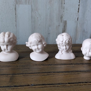 Vier ongeverfde vintage bisque-poppenhoofden, 2&quot; tot 2 1/2&quot; hoge handgemaakte meisjes en jongens, gesigneerd, Duitsland, onderdelen