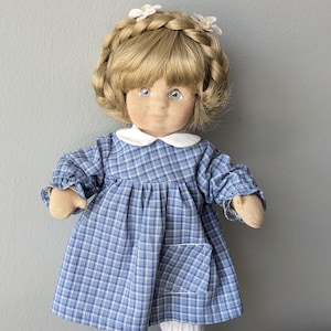 Muñeca alemana de punto de 30 cm, vintage, de Karin Heller. Original, hecha a mano, con cara moldeada y pintada, rellena de tela.