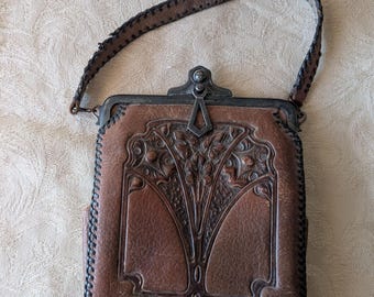 Bolsa de couro antiga, estilo eduardiano de 1921, marrom com detalhes trabalhados e espelho.