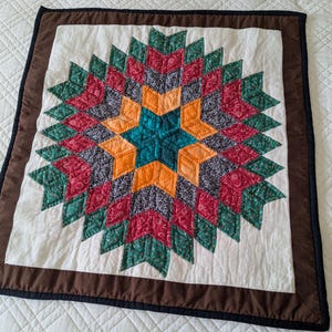 Mini courtepointe en forme d&#39;étoile faite main, tapis de table matelassé carré ou suspension murale, couleurs vives, vintage 23 &quot;x 22&quot;, matelassé à la main