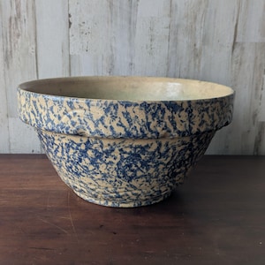 Puede incluir: Un juego de tres tazas de cerámica con un acabado moteado y mate. Las tazas son de color crema, gris claro y gris oscuro. Cada taza tiene un diseño simple y minimalista.