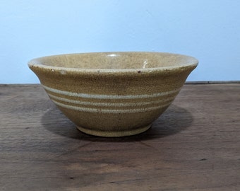 Petit bol en grès à bandes blanches de 6 po. Yellowware, ancien bol à mélanger, jaune moutarde