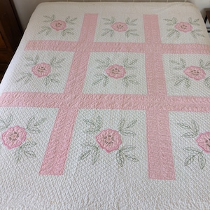 Geappliceerde en geborduurde bloemquilt, roze, groen en wit, enkele vlekken, vintage handgemaakte gewatteerde deken