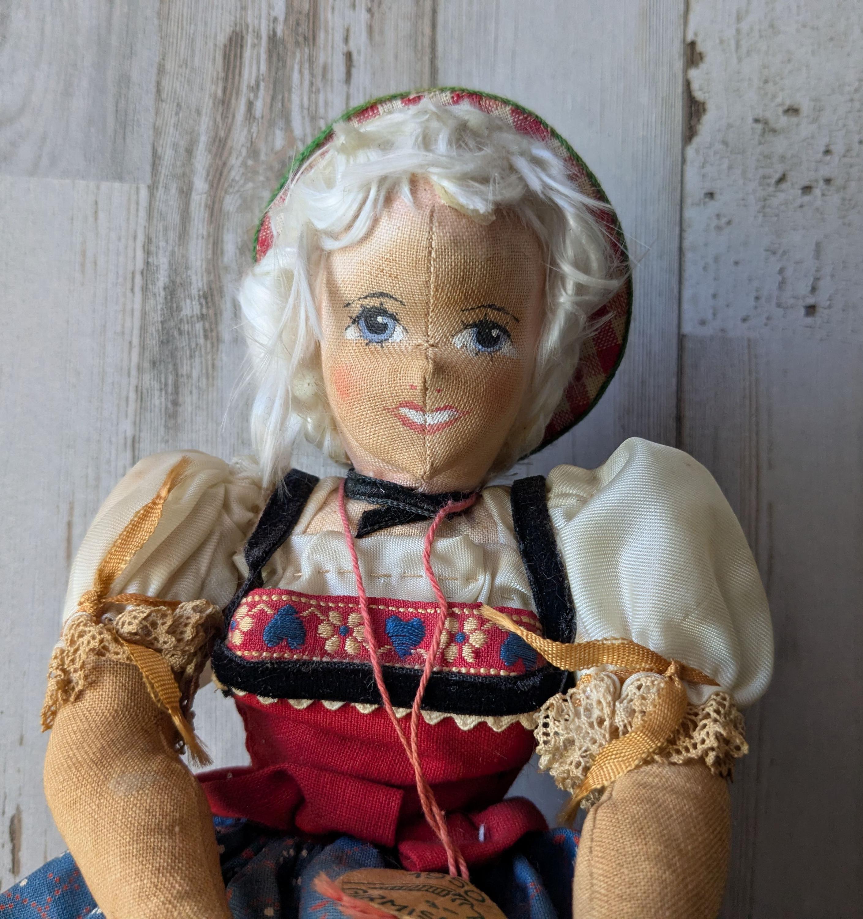 1950年製ガルミッシュ製手作り布製女の子座り人形、オリジナルタグ付き