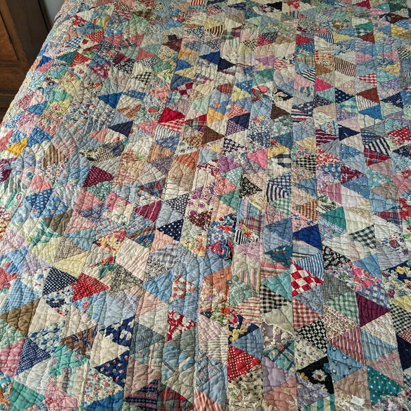 Kleurrijke boerderijquilt, primitieve gewatteerde patchwork-feedsack-driehoekendeken, licht armoedige deken, suiker- en meelzakstoffen