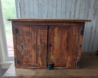 Primitieve kast met twee deuren, rustiek tafelblad of opberger bijzettafeltje
