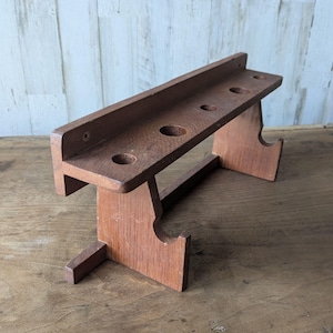 Może przedstawiać: Biały ceramiczny kubek z czarnym uchwytem i napisem "But First, Coffee" czarną, pogrubioną czcionką. Kubek stoi na drewnianej powierzchni. Kubek ma około 10 cm wysokości.