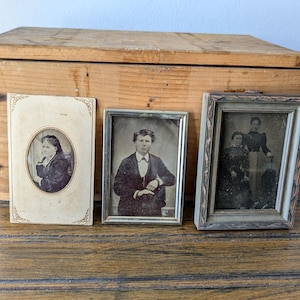 Tres fotografías antiguas de ferrotipo: una dama, dos hermanas y un caballero. Fotos familiares del siglo XIX. Dos de ellas en marcos antiguos.