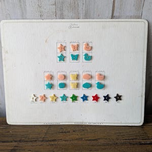 Salesman's Sample große Knopfkarte, Kinderbunte Schmetterlinge, Enten, Sterne, Fische, Äpfel, Suttons Schwada & Sons, New York, Vintage