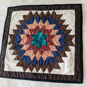 Mini courtepointe en forme d&#39;étoile faite main, tapis de table matelassé carré ou tenture murale, couleurs d&#39;automne, vintage 21 x 22 po, matelassé à la main