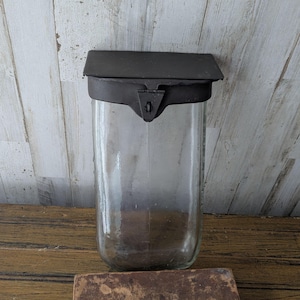 Vintage Amerikaanse brievenbus met reliëfglas, klep en postsleuf, muurbevestiging, zichtbare houder